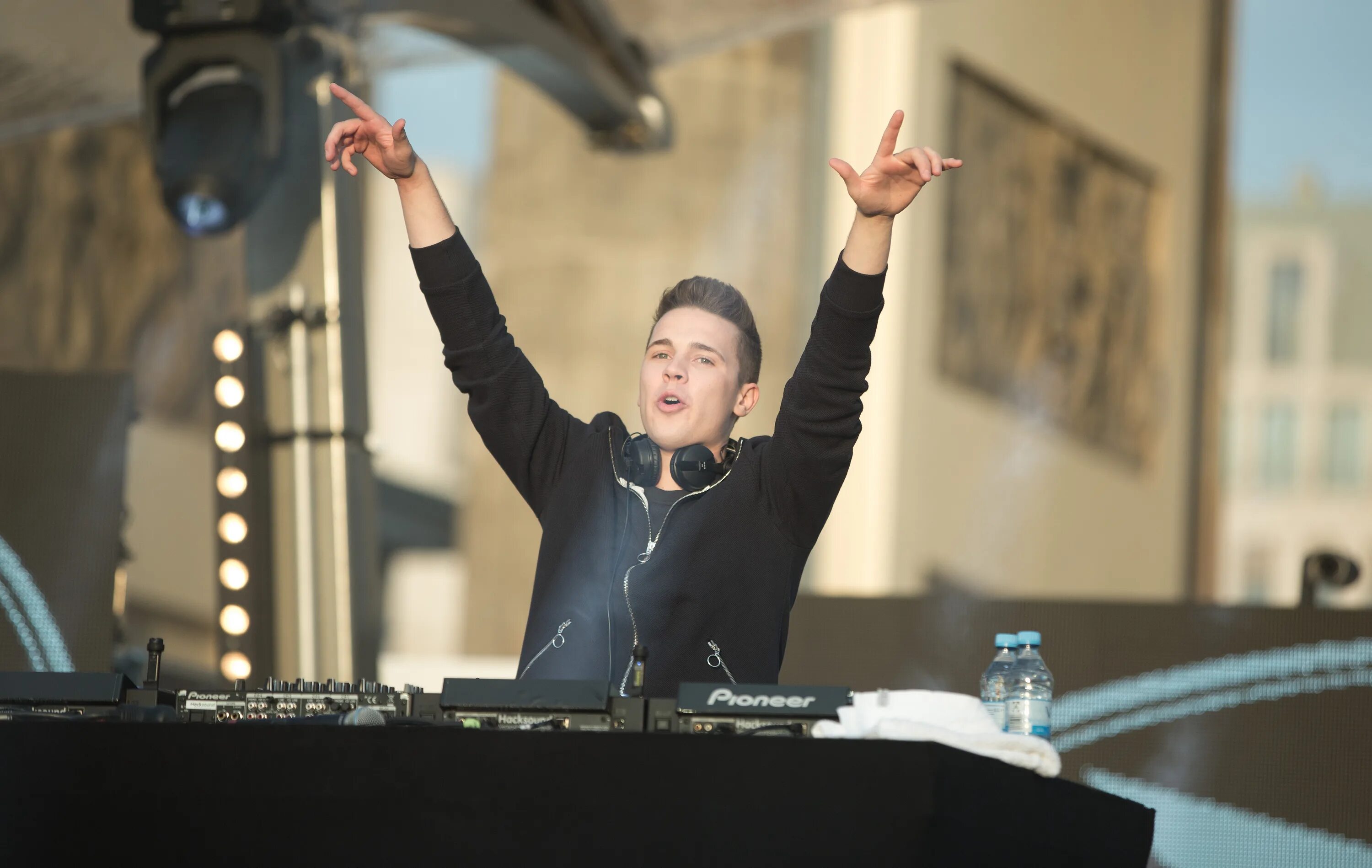 Felix jaehn waking up. Феликс йен. felix jaehn 2025. диджей феликс. феликс йен диджеи германии.
