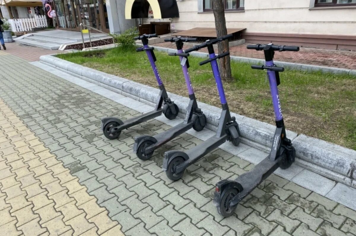 Электросамокат брянск девушка. Самокат брянск работа. Парковка для самокатов. Самокат брянск работа. Брошенный самокат.