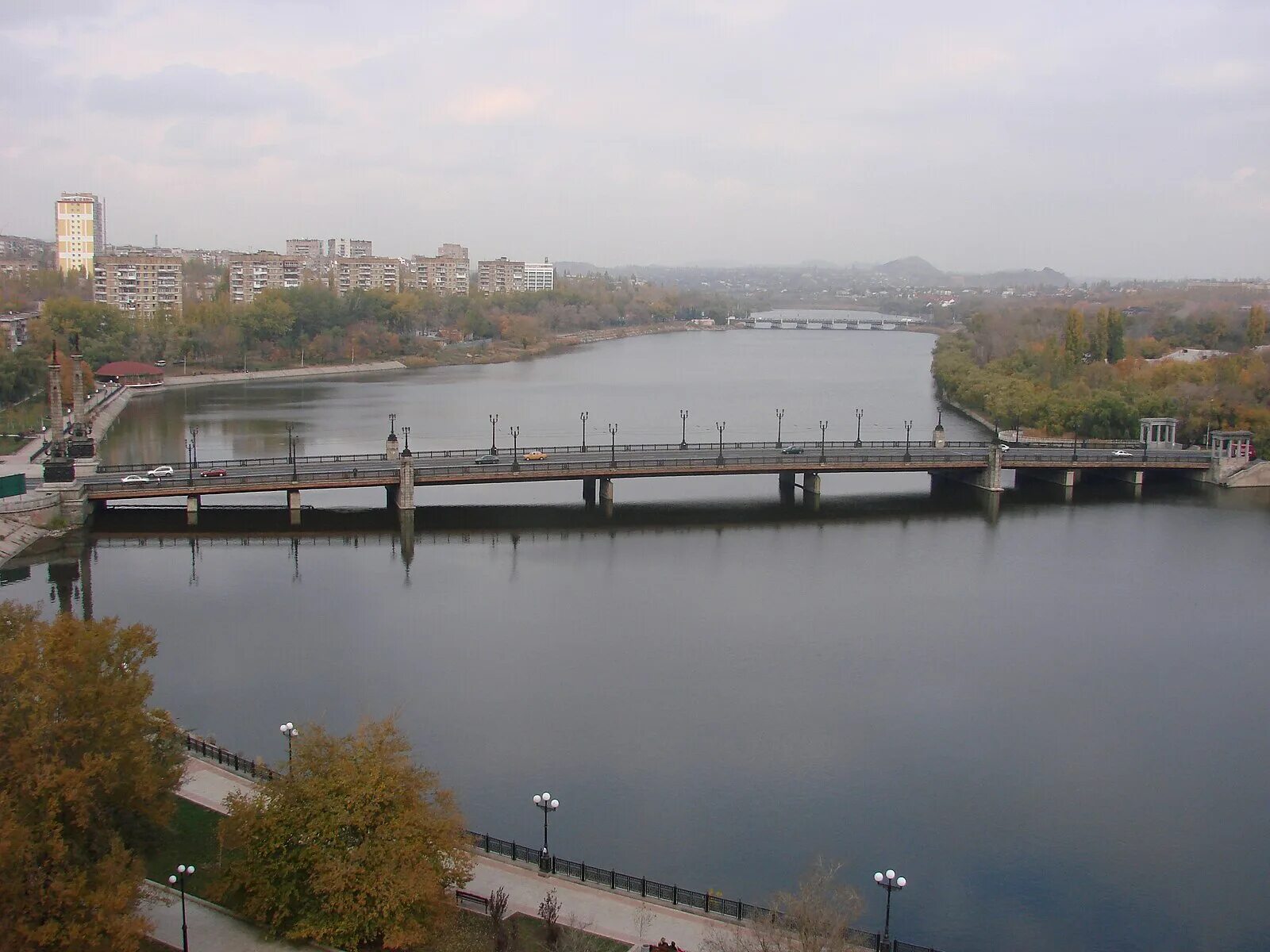 Мост Кальмиус Донецк. Речка Кальмиус Донецк. Река Кальмиус Мариуполь. Кальмиус река мост.