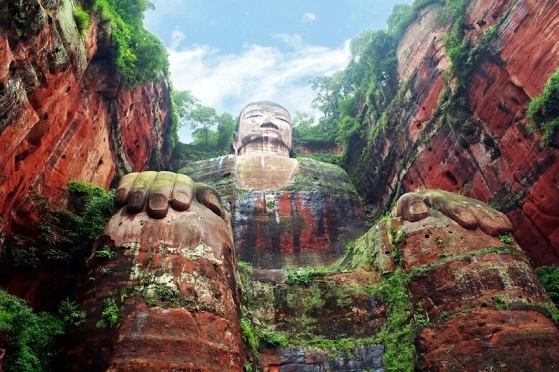 Гигантский Будда в Лэшане. Будда в Лэшане Китай. Гигантский Будда в Лэшане в Китае. Статуя Будды в Лэшане Китай.