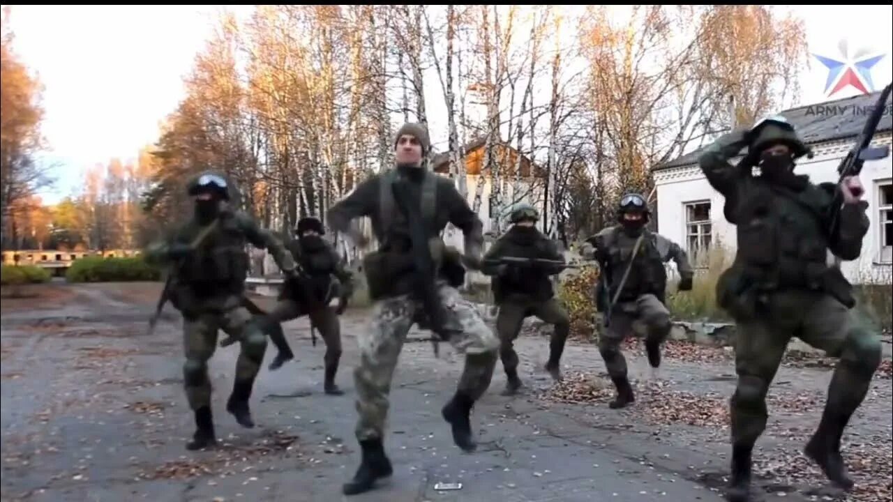 Где солдат танцует. Русские солдаты танцуют. Танец солдата. Российские солдаты танцуют. Русские солдаты танцуют на Украине.
