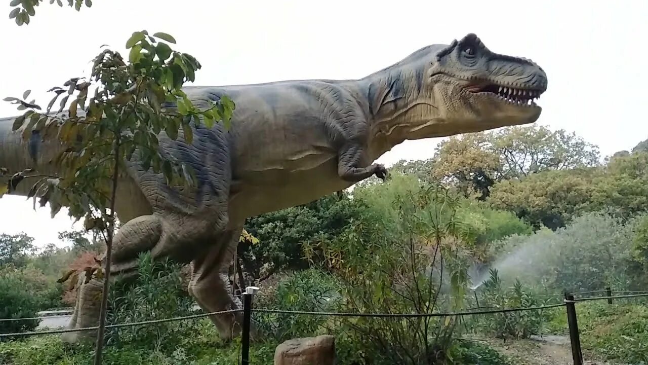2 часть динозавра. Сити парк град динозавры. Динозавры около торгового центра. Динозавр возле Дарвиновского музея. В гостях у динозавра.