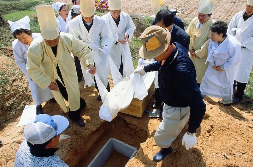 Могилы в Южной Корее. Похоронные обряды корейцев. Корейские похороны традиции. Погребальный обряд Китай.