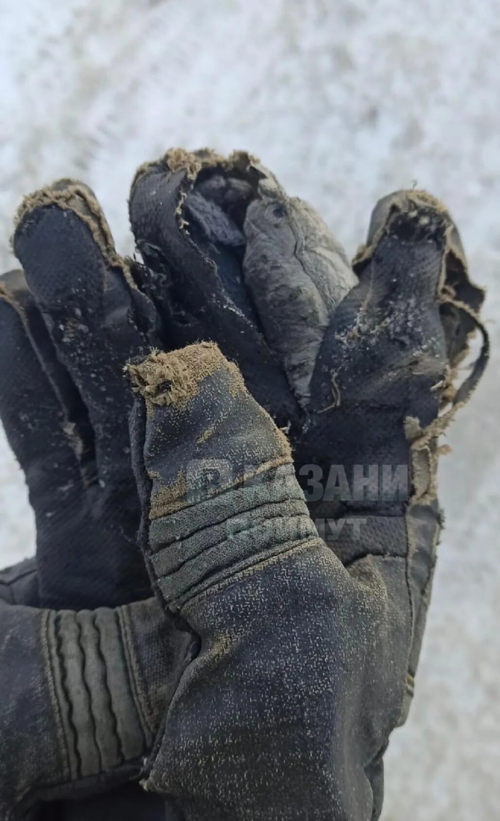 Старая одежда. Старинная одежда. Поношенная одежда. Сыромятная кожа штаны. Изношенный халат.