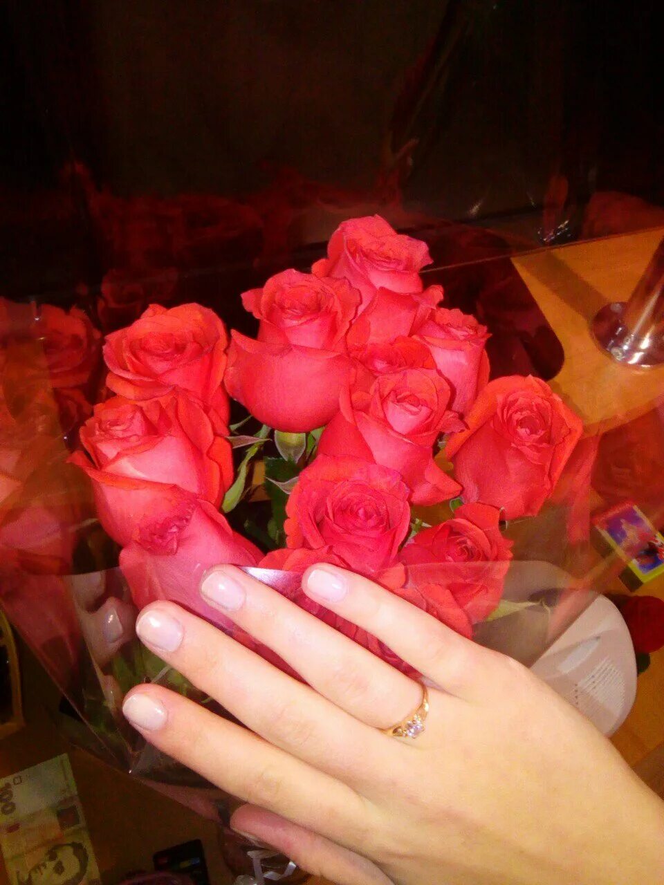 Букет цветов в руках. Букет роз в руках. Букет цветов с кольцом. Букет дома. Букет цветов фото реальное в руках