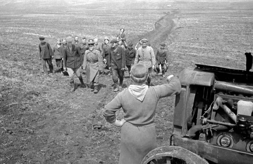 Вов работает. Труженики тыла вов на тракторе. тыловики великой отечественной войны трактористы. вторая мировая труженики тыла. тыловые будни великой отечественной.