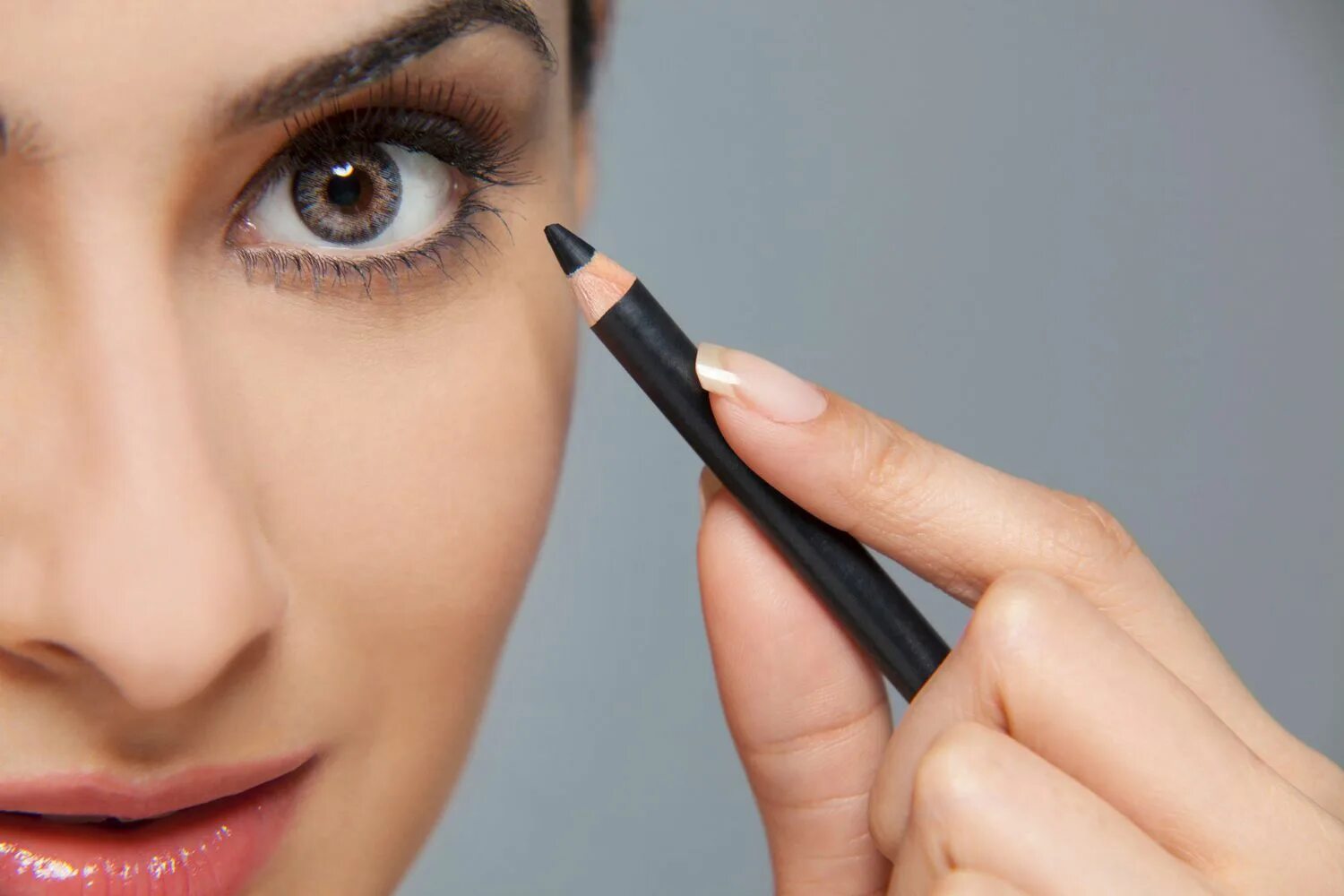 Карандаш eyeliner. Подведенные глаза. Подвести глаза карандашом. Подводка для глаз. Подводка для глаз каял.