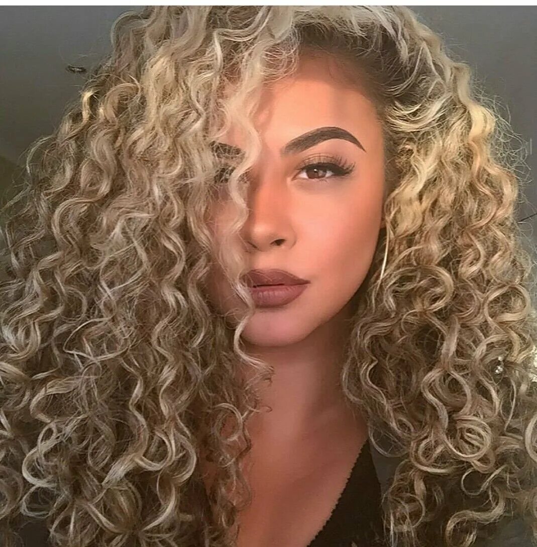 Афролоконы ариэль. Наращивание афро кудри. Афро локоны наращивание. Curly brown певица. Наращивание афро кудри.