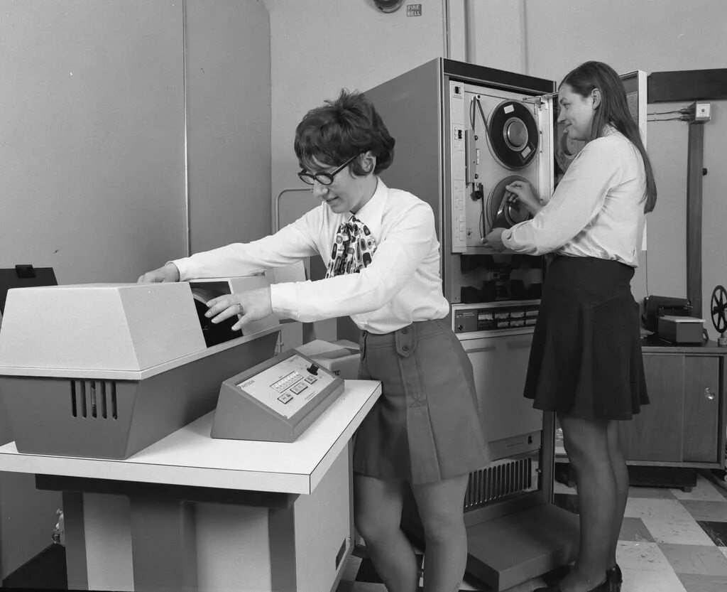 Практика эвм. Компьютеры середины 20 века. эвм 70 годов. компьютеры 60-х годов. компьютеры в советских школах.