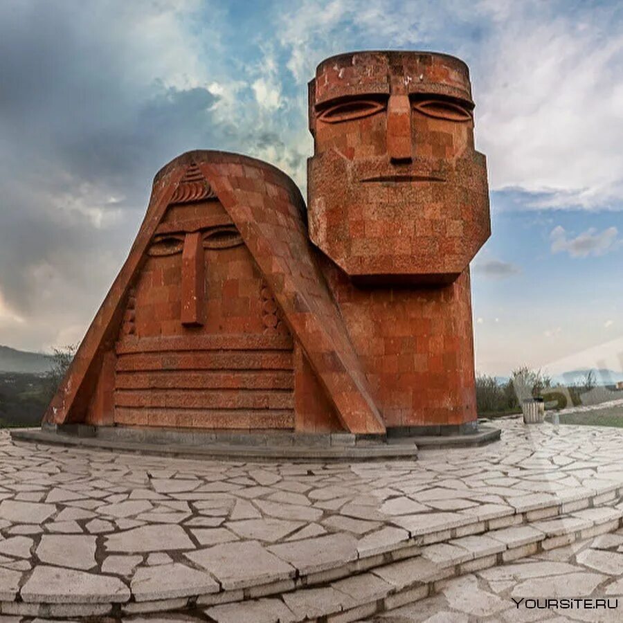 Арцах 2024. Папик Татик памятник Степанакерт. Арцах Нагорный Карабах. Нагорный Карабах Степанакерт. Армении Татик папик Карабах.