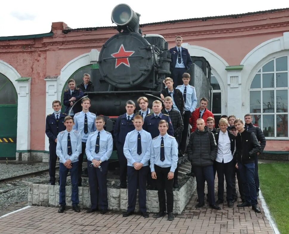 Барнаульский лицей железнодорожного транспорта. Машинист Локомотива. Колледж на машиниста. РЖД лицей Барнаул. День машиниста локомотива какого числа 2024