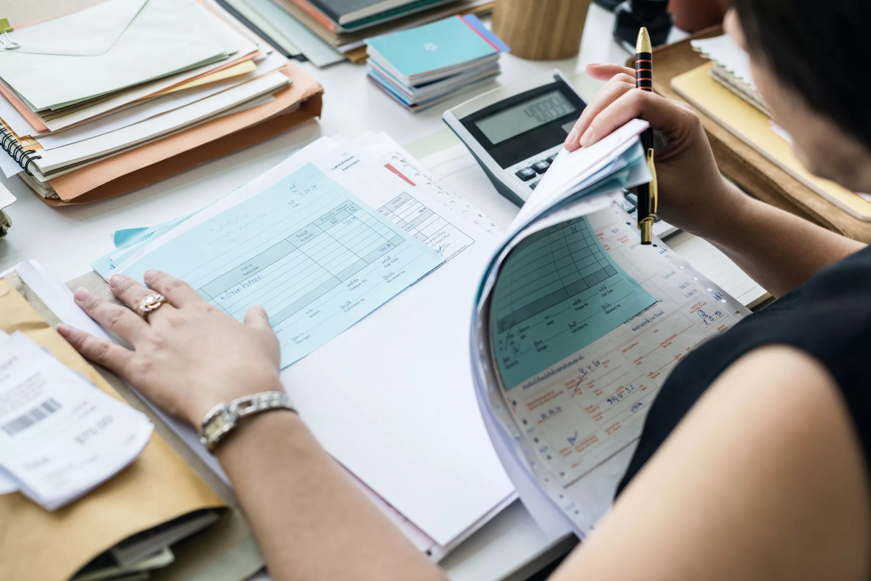 Подписание контракта. Заключение сделки. Подпись документов. Подписание закона. Подписание бухгалтерских документов.