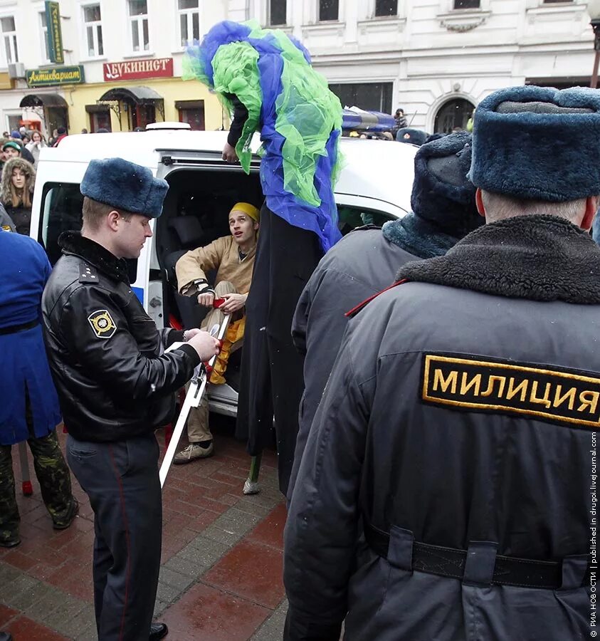 Доставление в полицию. Общественный порядок. Нарушитель общественного порядка. Пресечение преступлений полиция. Нарушитель общественного порядка.