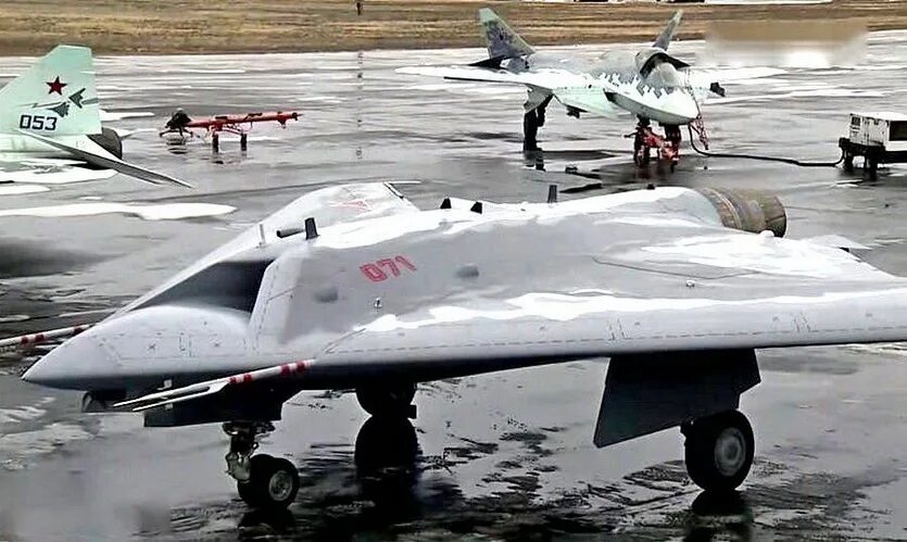 Су 57 и беспилотник охотник. Ударный бпла с-70 «охотник». Су-70 охотник. Ловитель дронов. Стелс-беспилотник с-70.
