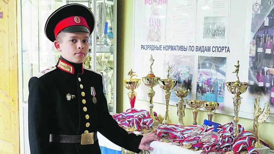 Воронеж кадетский михайловский кадетский. Чеканя шаг идут кадеты. Кадетский корпус в воронеже. Воронежское михайловское кадетское училище. Михайловский кадетский корпус отзывы.