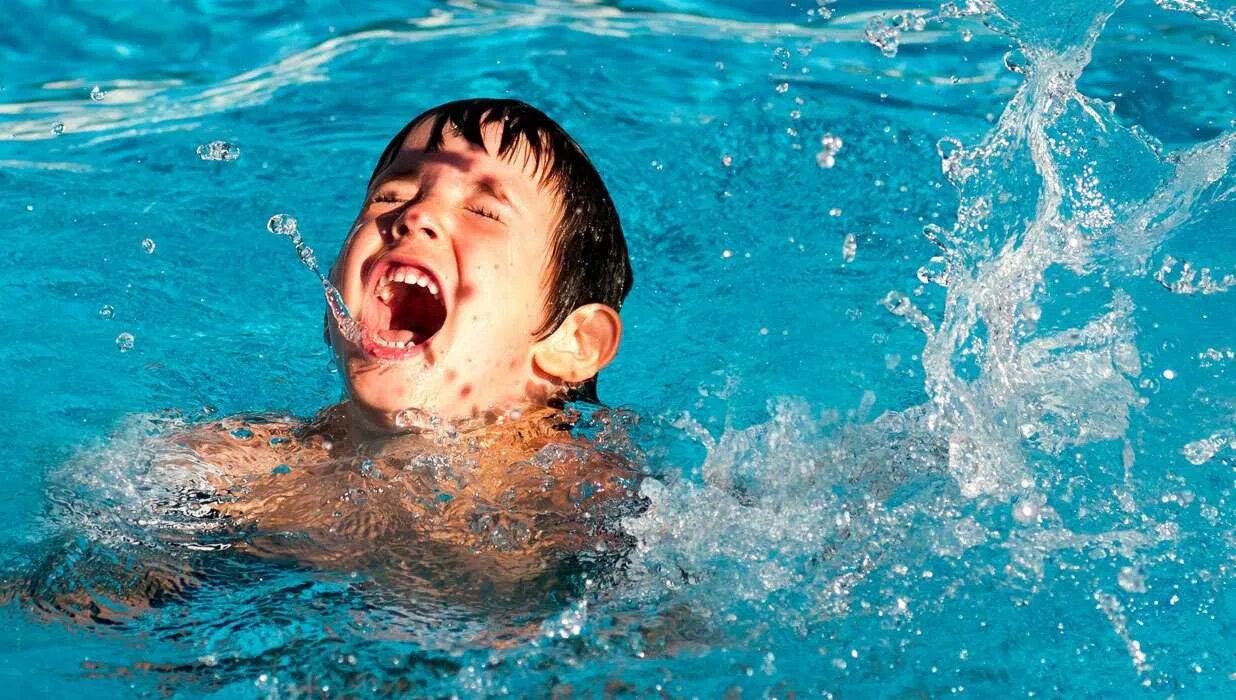 Мальчик в воде