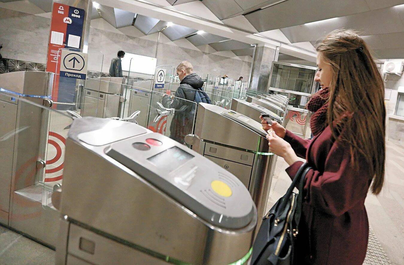 Проезд в москве иногородних. Турникеты в метро москвы на мцд. оплата метро в москве. турникет для банковских карт в метро. турникеты на мцд в москве.