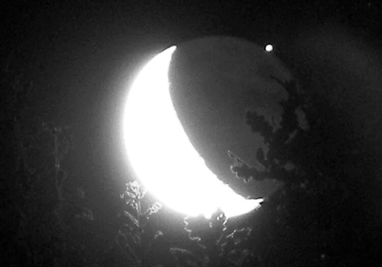 луна (планета). две луны арт. луна и черепаха. луна 2 сентября 2005 года. вторая молодая луна.