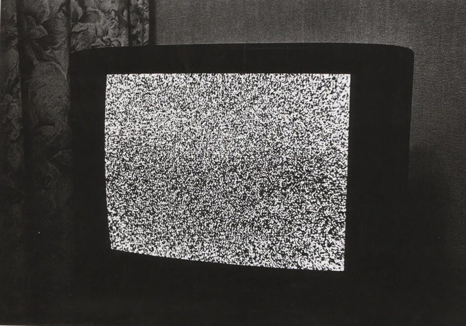 Черно белый экран телевизора. Телевизор с помехами. Помехи на телевизоре. Серый экран телевизора. Телек с серым экраном.