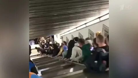 Эскалатор метро поднимается 1 м с