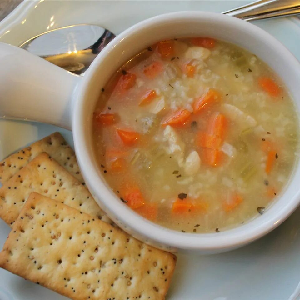 Суп картофельный с рисом. Рисовый суп с картофелем. Куриный рисовый суп. Рисовый суп. Куриный рисовый суп.