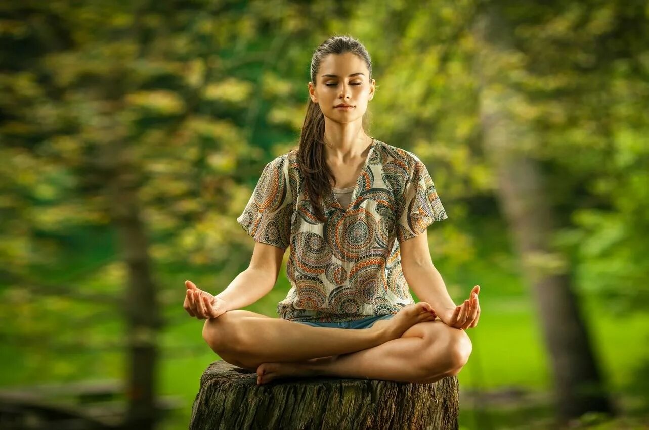 Woman spreading. Девушка медитирует. Девушка в позе лотоса. Медитация. Женщина медитация.