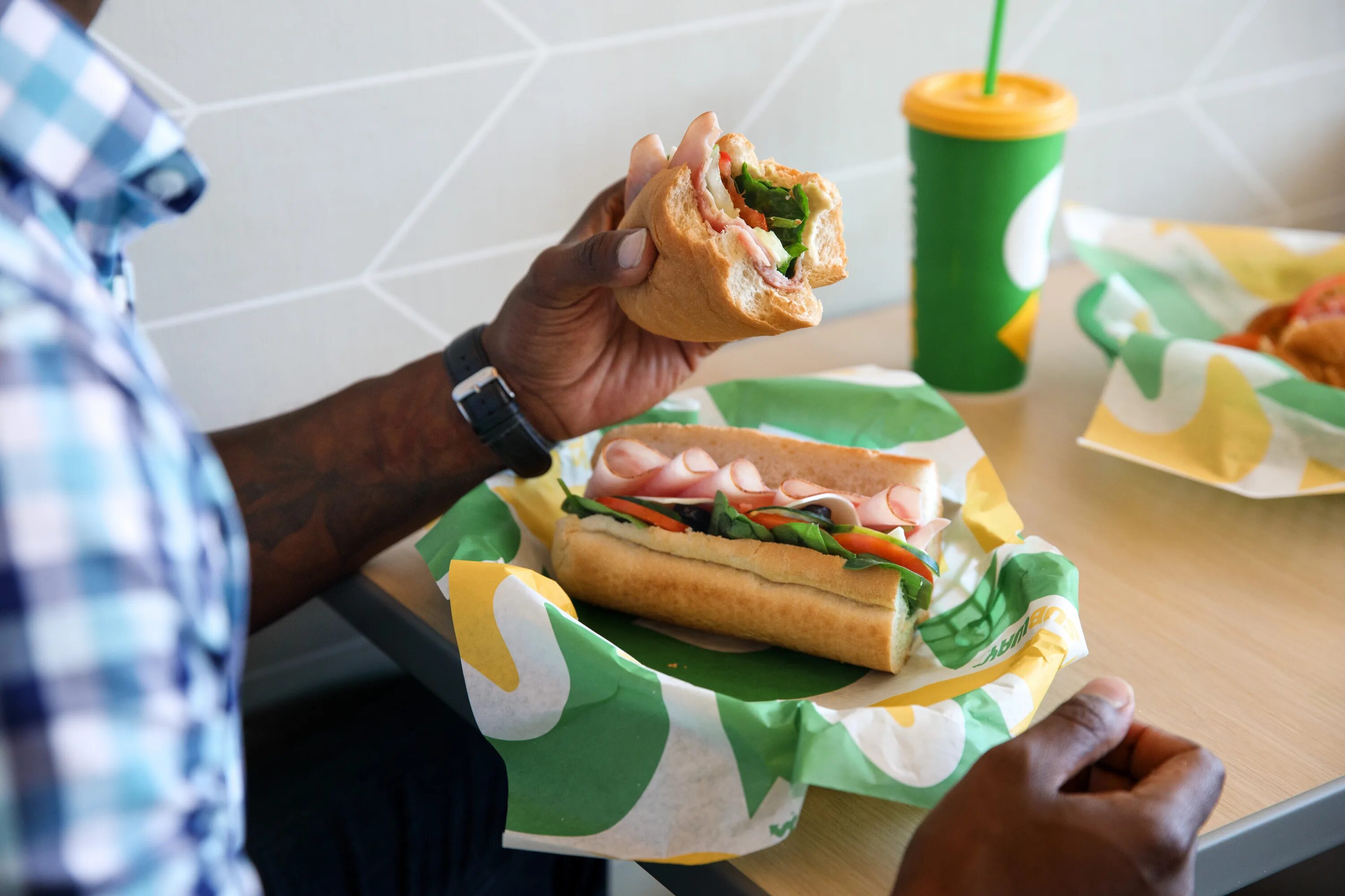 Сабвей работает. Subway фаст фуд. subway sales. сабвей логотип 2025. price og subway foods.