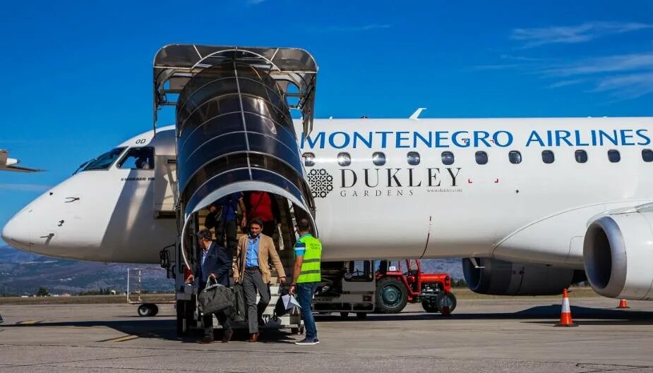 Рейсы в черногорию из москвы. Самолёт Montenegro Airlines. Монтенегро Эйрлайнс самолеты. Черногорские авиалинии. Черногория авиакомпания.