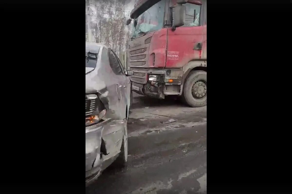 Авария на трассе м5 под рязанью. Авария под рязанью с фурой. Трасса м5 рязань. Фура перевернулась в ряжске. Дтп под рязанью с фурой сегодня.