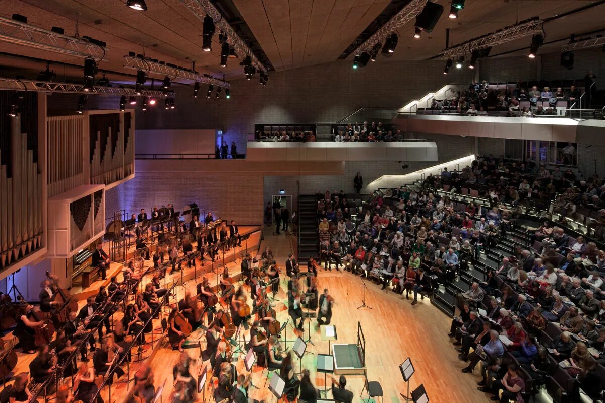 Hall full. Концертный зал в Копенгагене. Концертный зал с людьми. Концерт Холл. Концертные залы Америки.