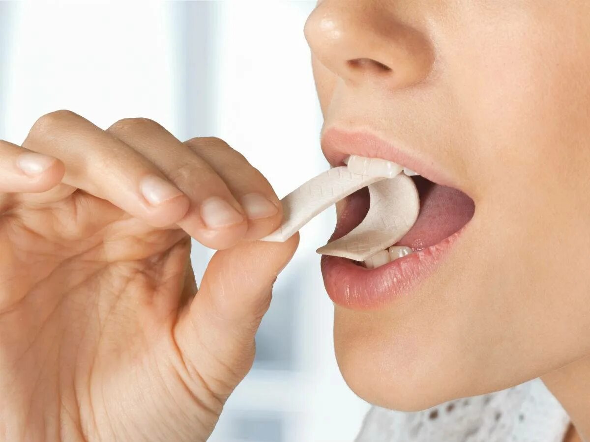 Неприятный запах изо рта. Человек с зубной щеткой. Зубы использовать. В приятный ртом. Зубная паста и человек.