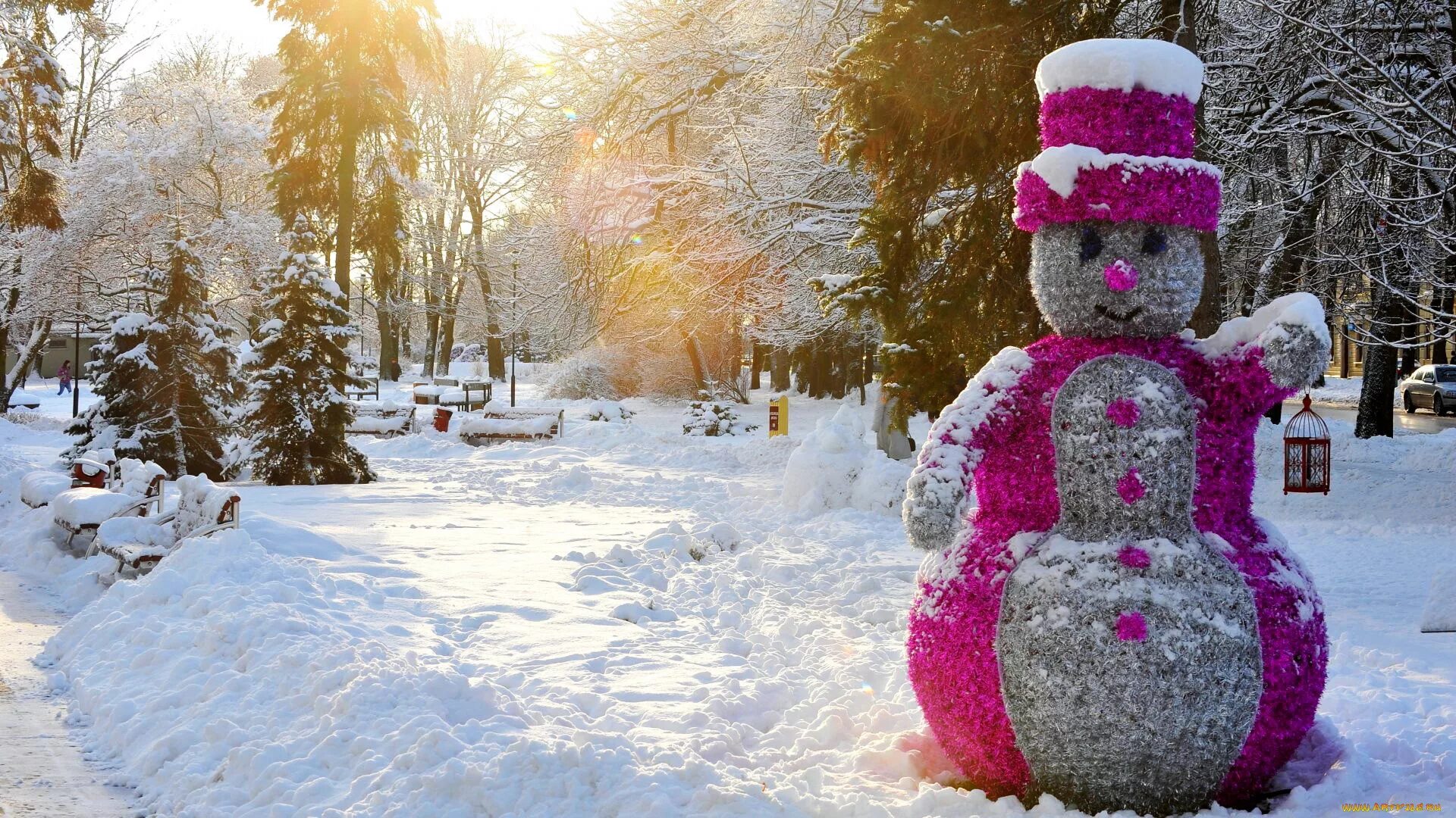 Снеговики. Необычные Снеговики из снега. Снеговик на улице. Снеговик в парке.