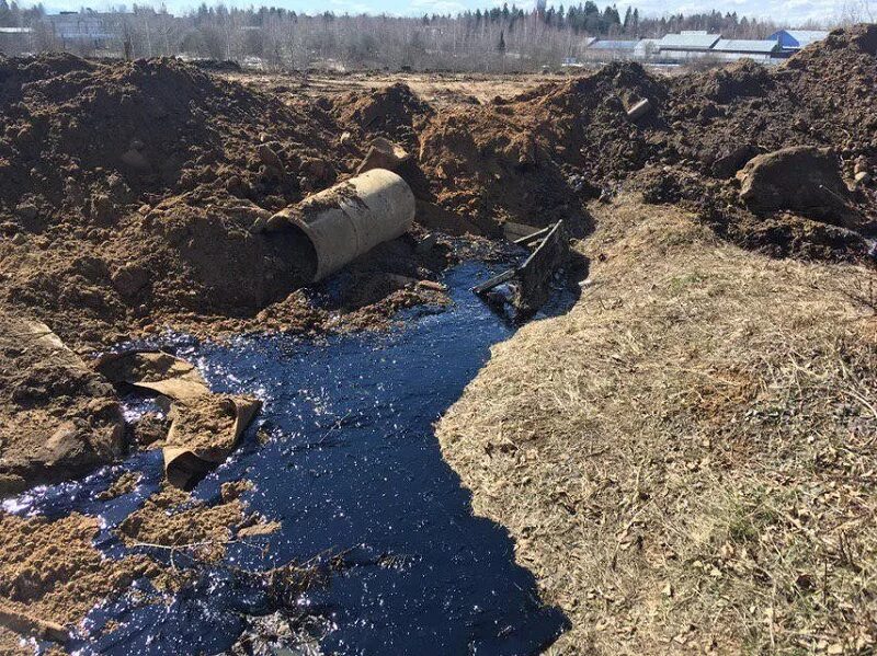 Земля нефтепродукты. Земля нефтепродукты. Загрязнение почвы нефтью. Нефтеюганск разлив нефти. Земля нефтепродукты.