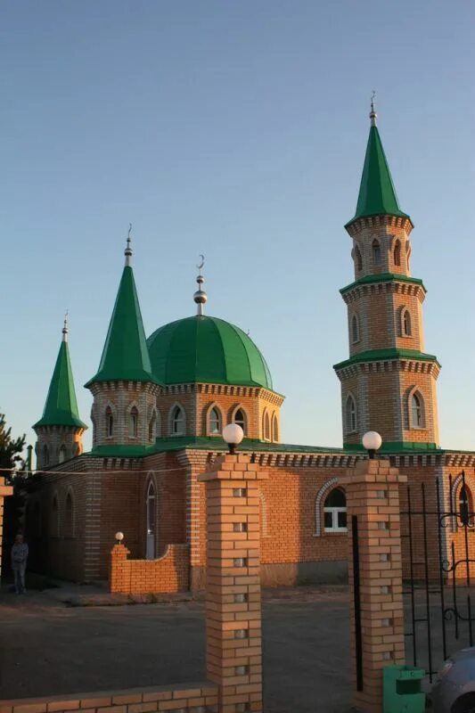 рядом мечеть есть. столб около мечети. мечеть утыз имяни казань. мечеть башкортостан стерлитамак салават. мечеть во львове.