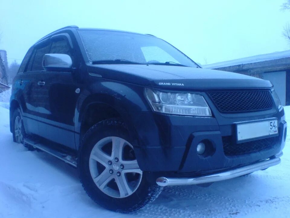 Решетка сузуки гранд витара 2011. Решётка бампера сузуки гранд витара 2013 года. Решетка радиатора suzuki grand vitara. Сузуки гранд витара 2 решетка радиатора. Эмблема решетки радиатора suzuki vitara 72131-54p10-db7.