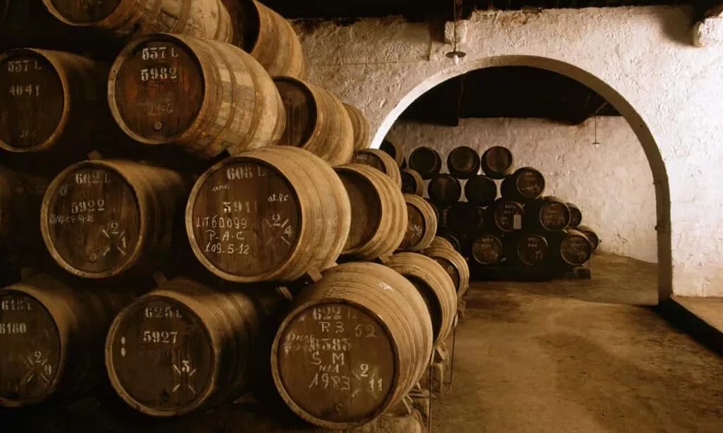 Портвейн в бочке. Бочка портвейна. Ссср портвейн бочка. Выдержка портвейна в бочках. Портвейн в бочках.