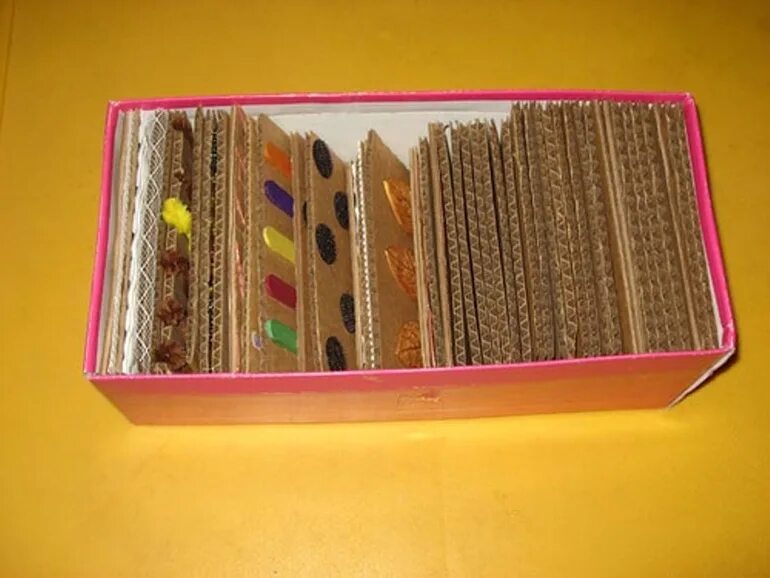 Хранение вкладышей. Тактильные карточки Монтессори. Тактильная коробка для детей. Коробка для хранения дидактических игр. Монтессори коробки для хранения.
