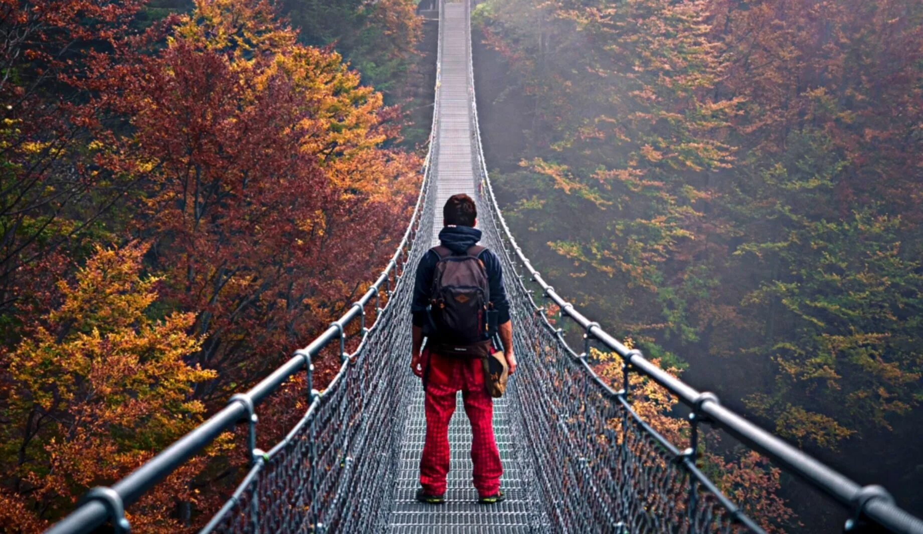 Человек на мосту. Мост стоит песня. Один на мосту. Мост стоит песня. Блондинка на мосту.