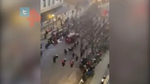 Мотоциклист в толпе феминисток