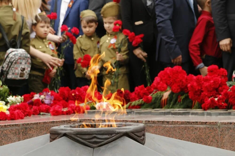 Вечный огонь. День Победы возложение цветов. Возложение цветов к Вечному огню детьми. Дети возлагают цветы к Вечному огню. Обелиск 9 мая