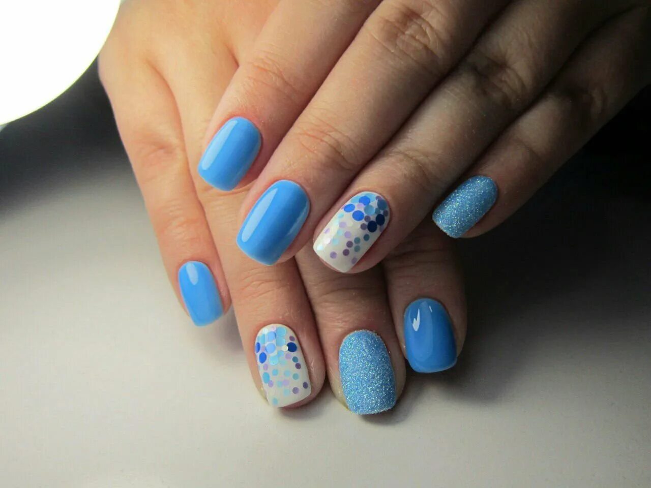 маникюр в голубых тонах. голубые ногти. маникюр с голубым лаком. маникюр в зело-голубых тонах. голубой маникюр.