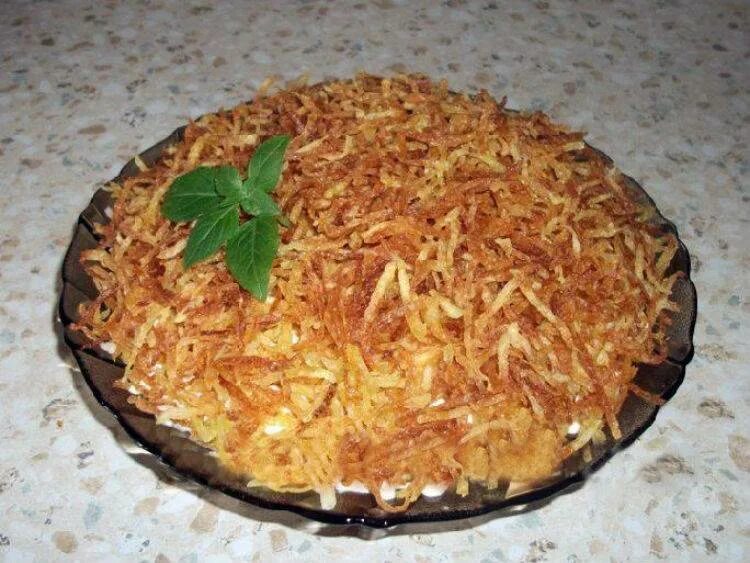 Салат с жареной картошкой сверху. Салат с жареным картофелем. салат с жареной картошкой. салат с жареной картофельной соломкой. салат с тертой жареной картошкой.