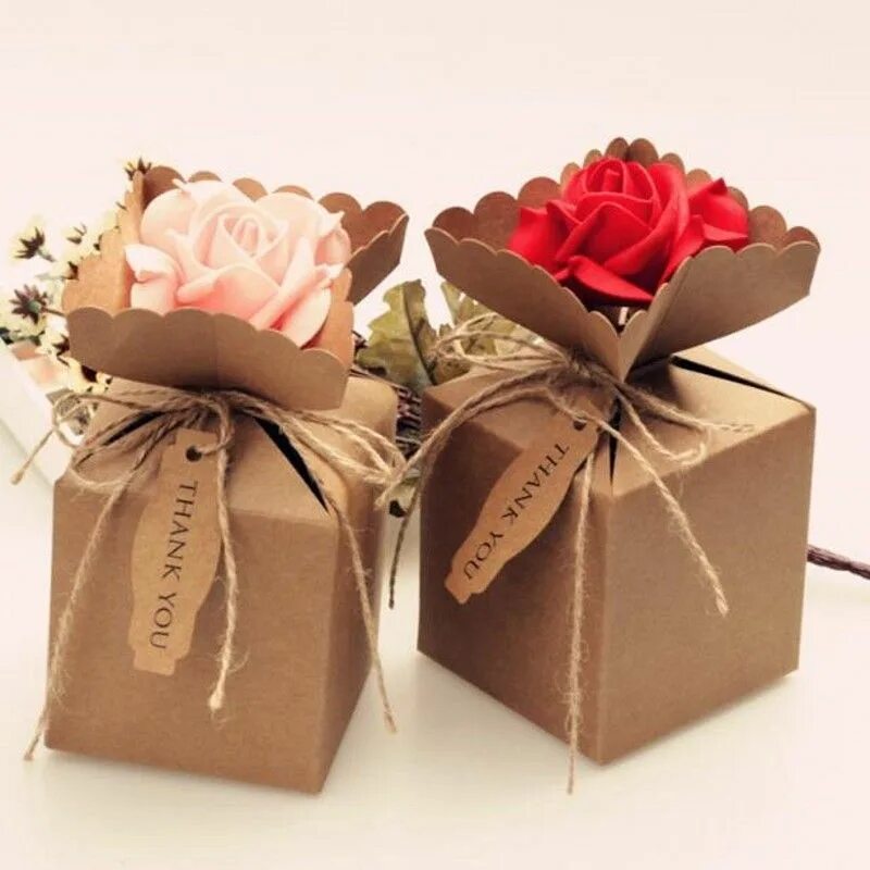 подарки и упаковка. подарочная упаковка из ткани. бумага для упаковки подарков. красивая упаковка подарков. подарочная упаковка коробка рафия.