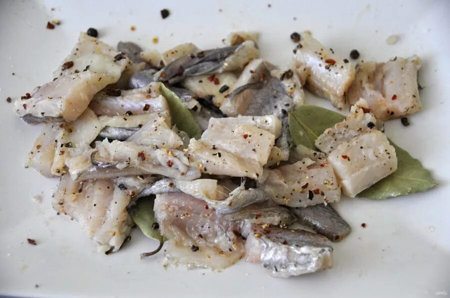 Рецепт салата с путассу. Вкусный салат из рыбы путассу. Путассу под маринадом. Салат из путассу. Вкусный салат из рыбы путассу.