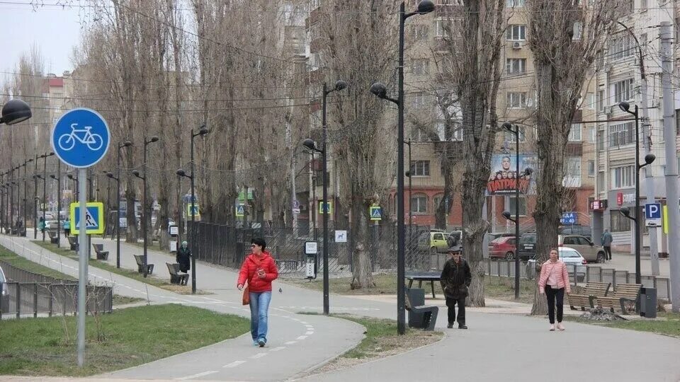 Погулять в саратове. Улица Рахова Саратов. Саратов Рахова в апреле. Сквер Рахова. Сквер Рахова картинки.