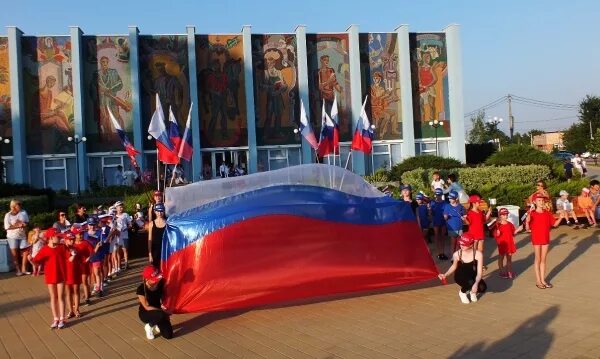 Тимашевск люди. Флаг Тимашевского района Краснодарского края. День города Тимашевск. Знамя Тимашевского района. Флаг города Тимашевска.