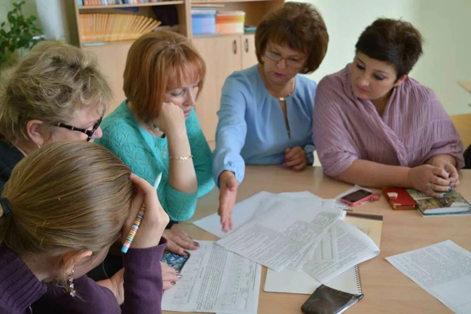 Обсуждение воспитателей. Воспитатель и родители. Учитель воспитатель. Собрание детей в школе. Родительское собрание в школе.