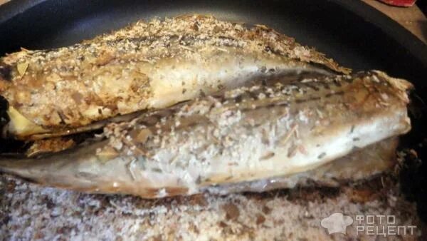 Скумбрия запеченная в духовке с копченой. Скумбрия запеченная в соли. Судак в солевом панцире. Скумбрия запеченная на соли. Рыба фаршированная скумбрия.