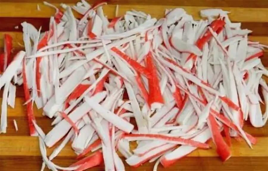 Салат крабовые палочки соломкой. Нарезать крабовые палочки соломкой. Нарезка крабовых палочек соломкой. Крабовый салат нарезанный соломкой. Нарезка крабовых палочек соломкой.