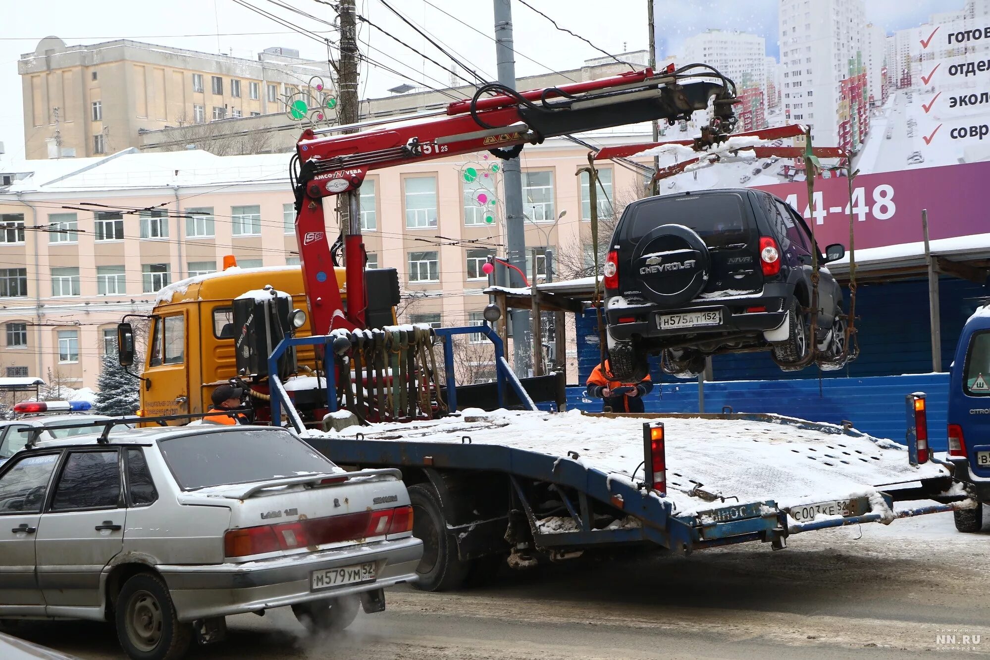 Новости в течении часа. Эвакуация автомобилей Нижний Новгород. Эвакуатор увозит машину в Кузнечиках. Эвакуатор стоит брать. Эвакуация автомобиля Нижний Новгород стоимость.